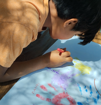 Niño de espalda dibujando