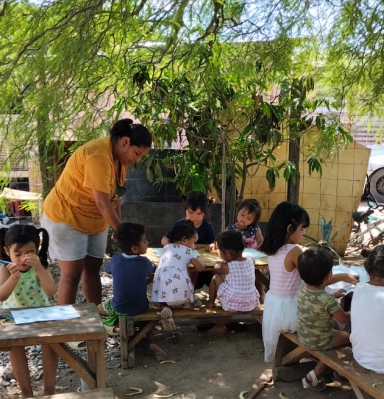 Niños en clase dibujando