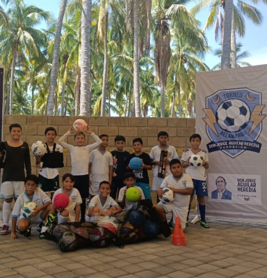 Niños jugando fútbol
