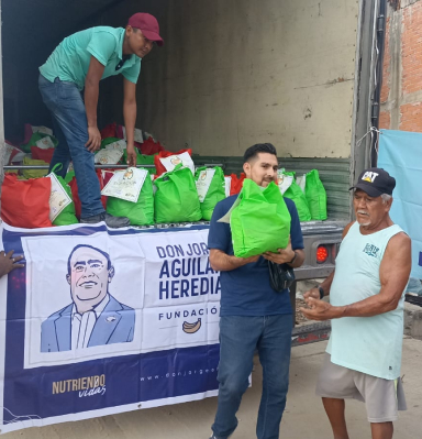 Personas bajando mercadería de un camión