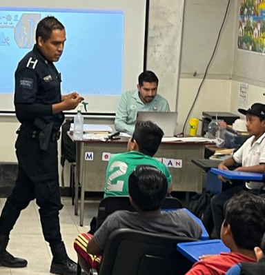 Policia dando charla en la escuela